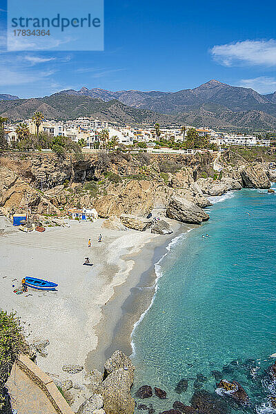 Blick auf den Strand Playa de Calahonda und die Küstenlinie in Nerja  Costa del Sol  Provinz Malaga  Andalusien  Spanien  Mittelmeer  Europa