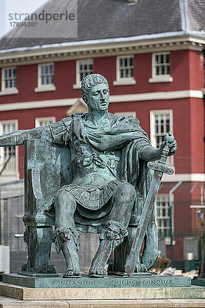 Statue von Konstantin dem Großen  dem ersten römischen Kaiser  der zum Christentum konvertierte  York Minster  Stadt York  North Yorkshire  England  Vereinigtes Königreich  Europa