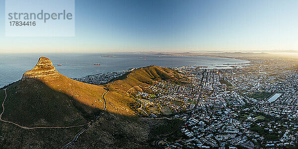 Luftaufnahme des Sonnenaufgangs über Kapstadt  Westkap  Südafrika  Afrika