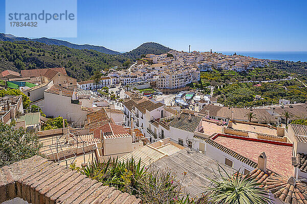 Panoramablick auf weiß getünchte Häuser  Dächer und das Mittelmeer  Frigiliana  Provinz Malaga  Andalusien  Spanien  Mittelmeer  Europa