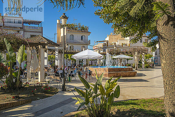 Café und Brunnen auf der Plaza Cantarero  Nerja  Provinz Malaga  Andalusien  Spanien  Mittelmeer  Europa
