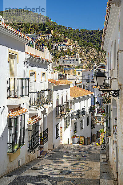 Blick auf weiß getünchte Häuser und Berge im Hintergrund  Frigiliana  Provinz Malaga  Andalusien  Spanien  Mittelmeer  Europa