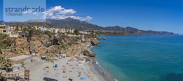 Blick auf den Strand Playa de Calahonda und die Küstenlinie in Nerja  Costa del Sol  Provinz Malaga  Andalusien  Spanien  Mittelmeer  Europa