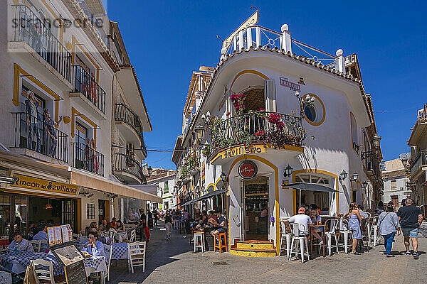 Blick auf Cafés und Restaurants in der Altstadt von Nerja  Nerja  Costa del Sol  Provinz Malaga  Andalusien  Spanien  Mittelmeer  Europa