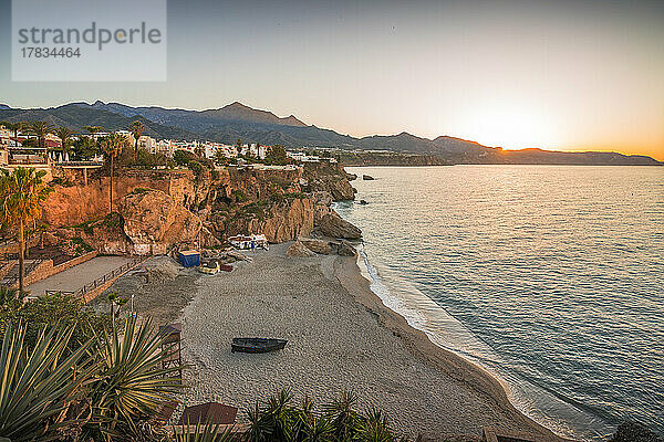 Blick auf den Strand Playa de Calahonda und die Küstenlinie bei Sonnenaufgang in Nerja  Costa del Sol  Provinz Malaga  Andalusien  Spanien  Mittelmeer  Europa