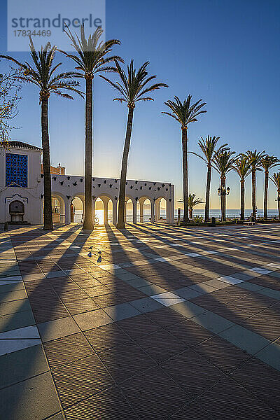 Blick auf die Plaza Balcon De Europa bei Sonnenaufgang in Nerja  Costa del Sol  Provinz Malaga  Andalusien  Spanien  Mittelmeer  Europa