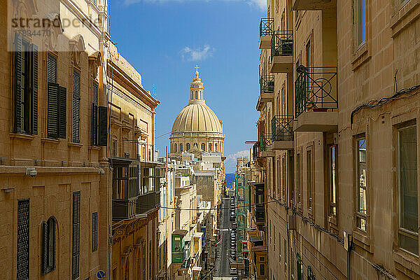 Die Kuppel der Basilika Unserer Lieben Frau vom Berge Karmel (Bazilika Santwarju tal-Madonna tal-Karmnu)  hinter maltesischen Häusern  Valletta  Malta  Mittelmeer  Europa