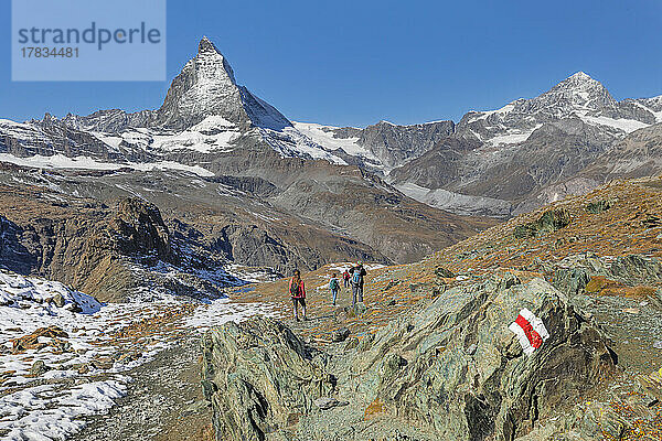 Wanderer auf dem Gornergrat  Matterhorngipfel  4478m  Zermatt  Wallis  Schweizer Alpen  Schweiz  Europa