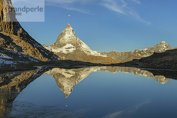 Riffelsee mit Matterhorn  4478m  bei Sonnenaufgang  Zermatt  Wallis  Schweizer Alpen  Schweiz  Europa