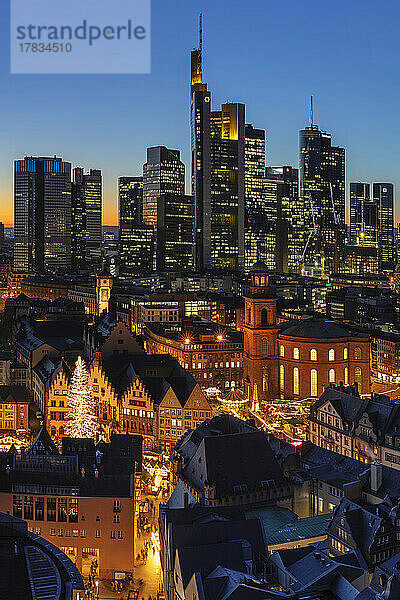 Blick vom Kaiserdom St. Bartholomäus über den Romerberg auf die Paulskirche und die Skyline von Frankfurt am Main  Hessen  Deutschland  Europa