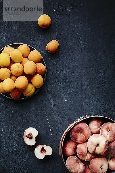 Pfirsiche und Aprikosen auf dunklem Untergrund