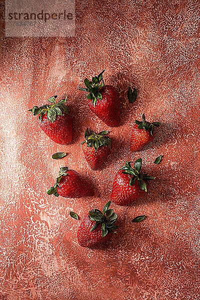 Frische Erdbeeren auf ziegelrotem Untergrund