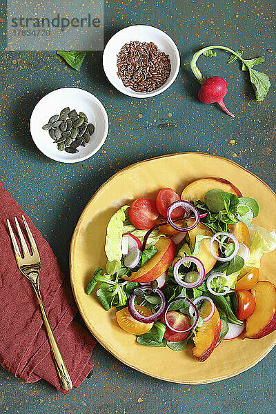Gemischter Salat mit roten Zwiebeln und Pfirsichen