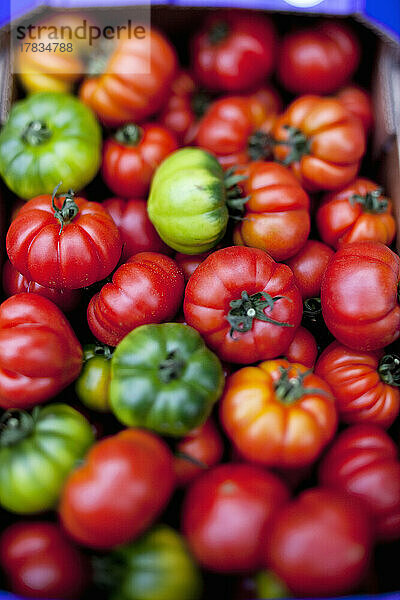 Frische bunte Tomaten in einer Kiste