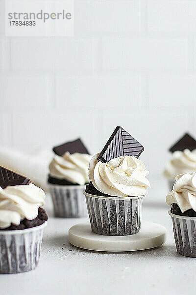 Schokoladen-Cupcakes mit Sahne-Topping