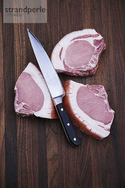 Schweinekoteletts und Messer