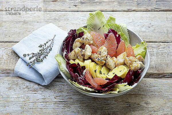 Salat-Bowl mit Hähnchen und Pink Grapefruit