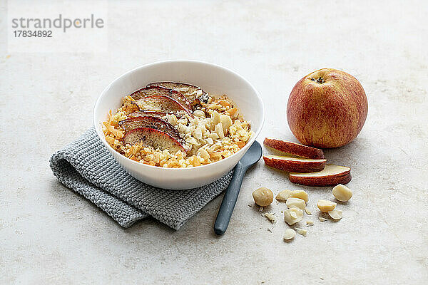 Hirse-Porridge mit gebratenem Apfel und Macadamianüssen