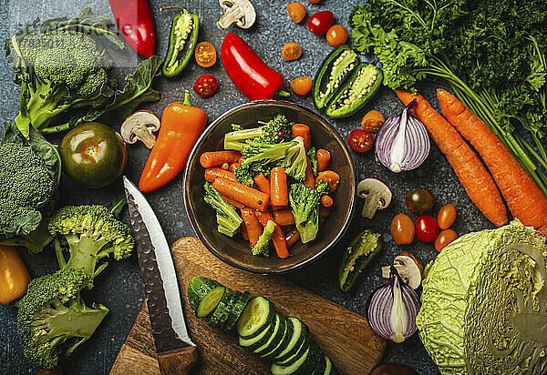 Gedämpfter Karotten-Brokkoli-Salat in Schüssel