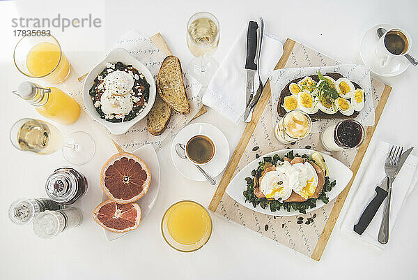 Frühstück: Eier auf Toast  Shakshuka  Florentiner Eier mit Räucherlachs und Joghurt