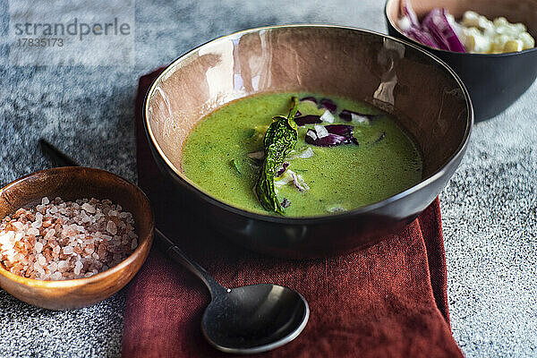 Blumenkohl-Gemüse-Suppe mit Gewürzen