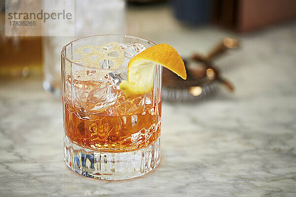 Whisky-Cocktail  garniert mit Orange