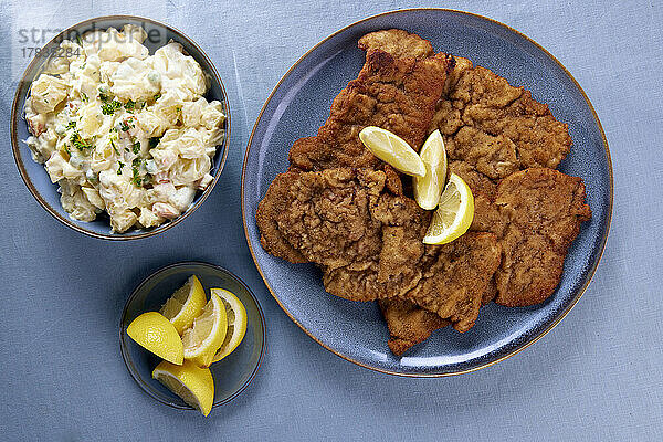 Schnitzel mit Zitronenschnitzen und Kartoffelsalat