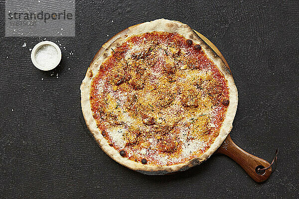 Pizza mit Streichsalami  Rosmarin mit Parmesan