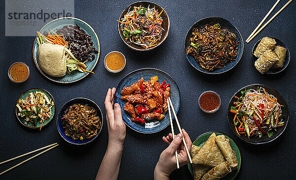 Verschiedene chinesische Gerichte auf dunklem Untergrund