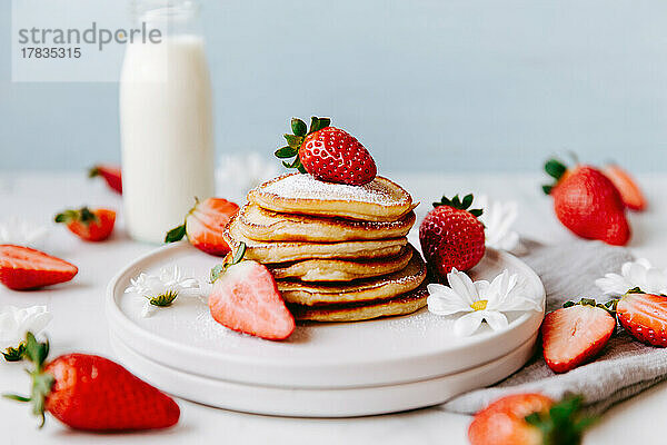 Pancakes mit Erdbeeren und Puderzucker