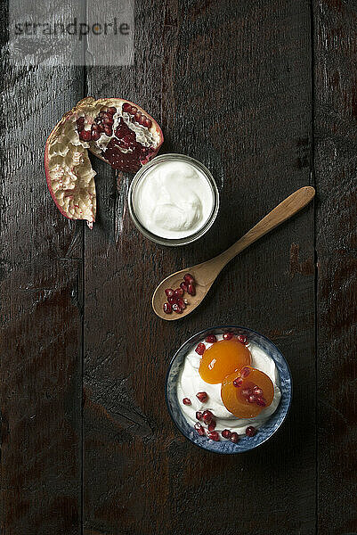 Griechischer Joghurt mit Aprikosen und Granatapfelkernen