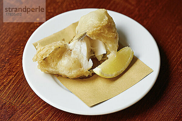 Frittierter Weißfisch mit Zitronenspalte