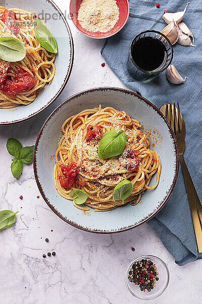 Spaghetti al Pomodoro  getoppt mit Würzhefeflocken und Basilikum  vegan