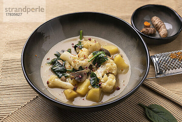 Veganes Blumenkohl-Curry mit Kartoffeln  Pilzen und Spinat