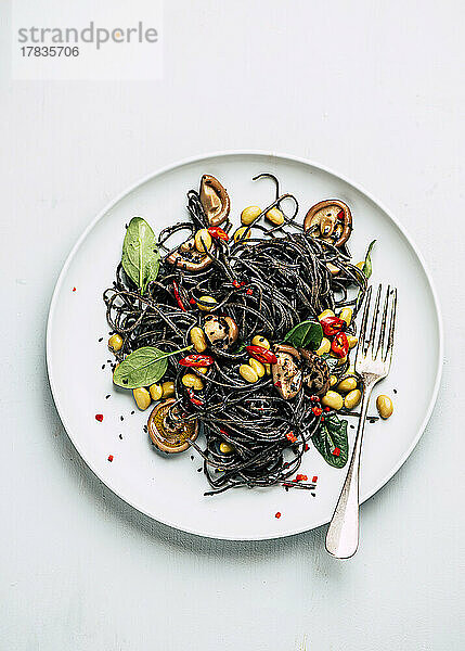 Schwarze-Bohnen-Spaghetti nach asiatische Art