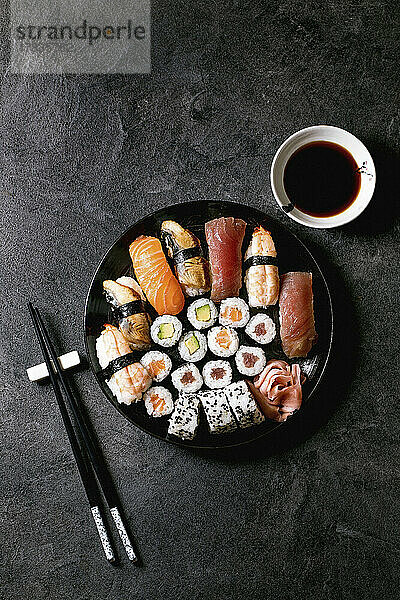 Sushi-Platte mit frischem Lachs  Thunfisch  Aal und Garnelen
