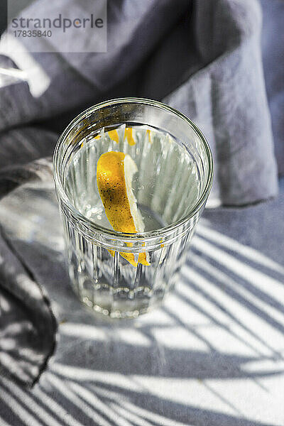 Ein Glas Martini mit Zitrone