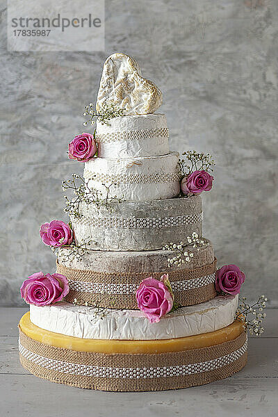 Cheese Wedding Cake - Käsesorten als mehrstöckige Hochzeitstorte arrangiert  mit Rosenblüten