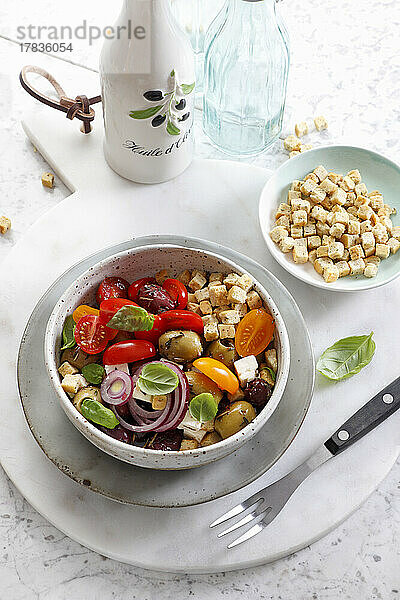 Mediterraner Salat mit Tomaten  Oliven  Schafskäse und Croutons