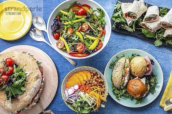 Mittagsbuffet mit Wraps  Sandwiches  Veggie-Bowl und Salat