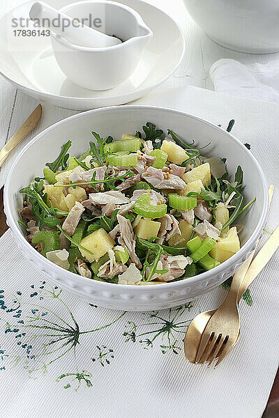 Salat mit Ananas  Rucola  Sellerie und Hähnchenfleisch