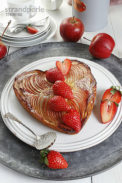 Herzförmiger Apfelkuchen  verziert mit Erdbeerscheiben
