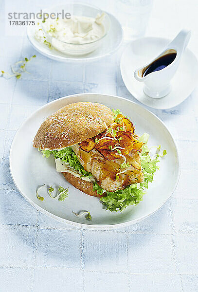 Kabeljau-Burger mit Salat  Süsskartoffeln  Radieschensprossen und Poke Sauce