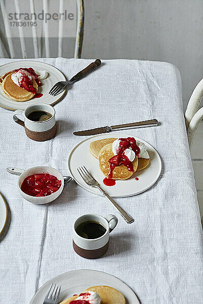 Pancakes mit Erdbeercoulis und Joghurt
