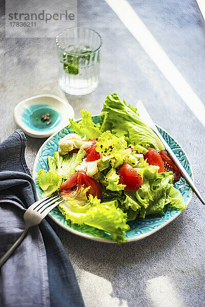 Blattsalat mit Brokkoli  Tomaten und Leinsamen