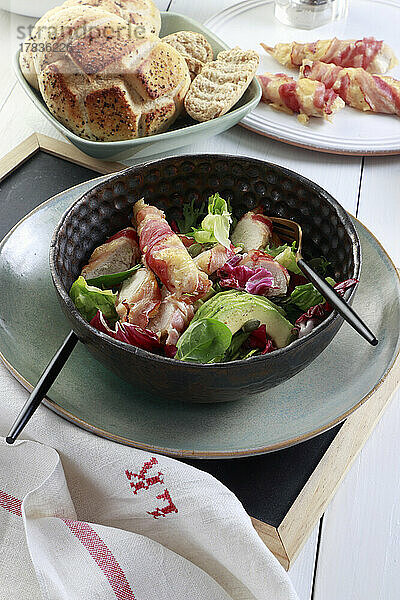 Salat mit Hähnchenbrust in Speckmantel  Avocado und roten Zwiebeln