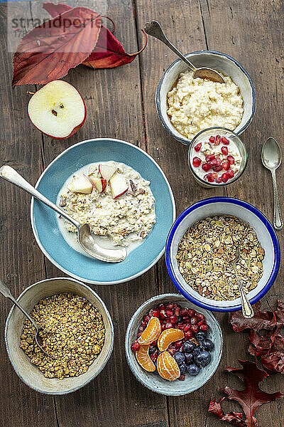 Gesundes Frühstück mit Porridge  Granola und Obst
