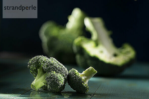 Broccoliröschen  im Hintergrund ganzer und halber Broccoli