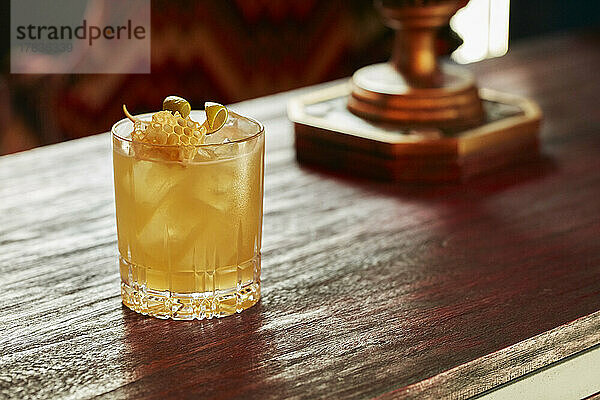 Whisky-Cocktail  garniert mit Honigwabe