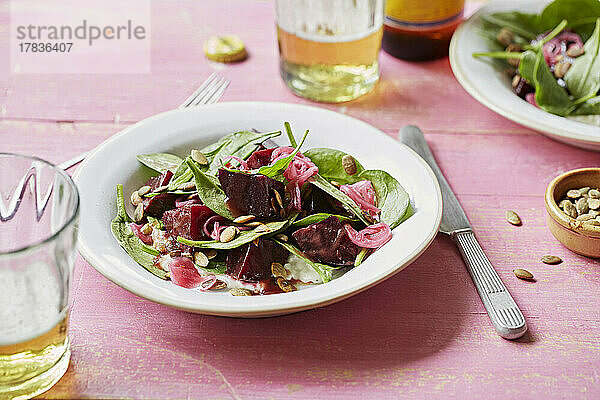 Rote-Bete-Salat mit Spinat und roten Zwiebeln